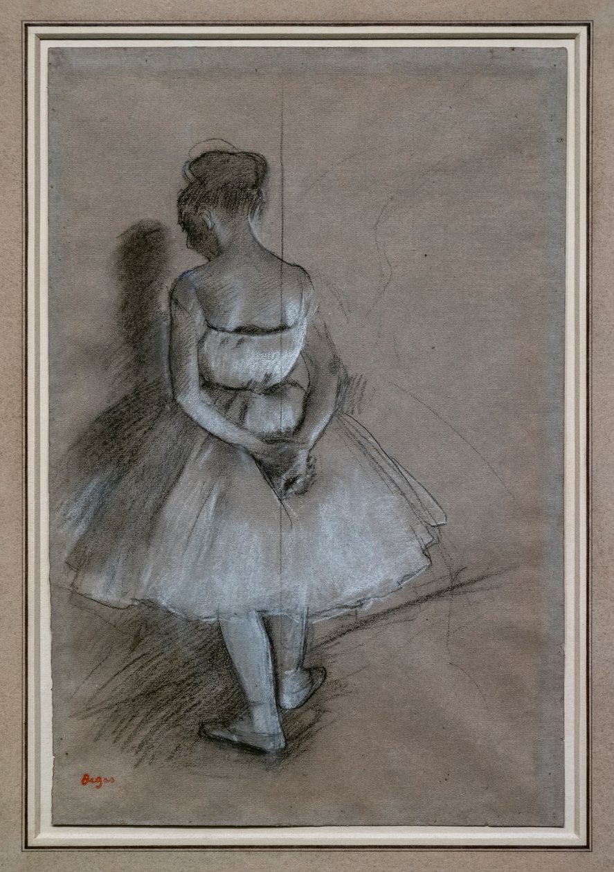 Danser stående, hænder krydsede bag hendes ryg. 1874. Blyant, hvide gouache highlights på papir. David Lachenmann samling. af Edgar Degas