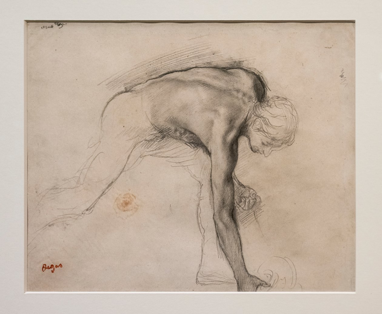 Nøgen mand læner sig op og samler en genstand op. Omkring 1859-1861. Grafit på velinpapir. af Edgar Degas