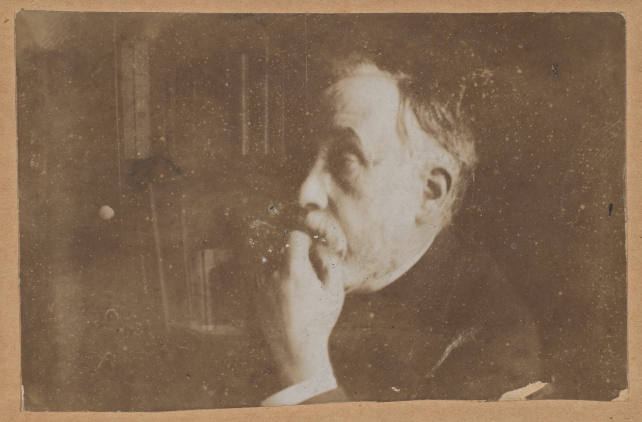 [Selvportræt i biblioteket (hånd mod hagen)] af Edgar Degas