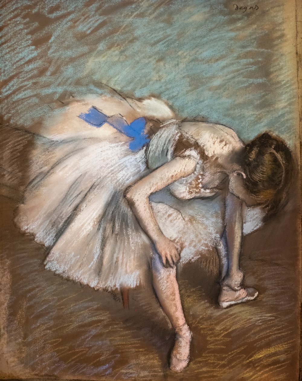 Siddende danser masserer sin fod. 1881-1883. Pastel på brunt papir limer på pap. af Edgar Degas