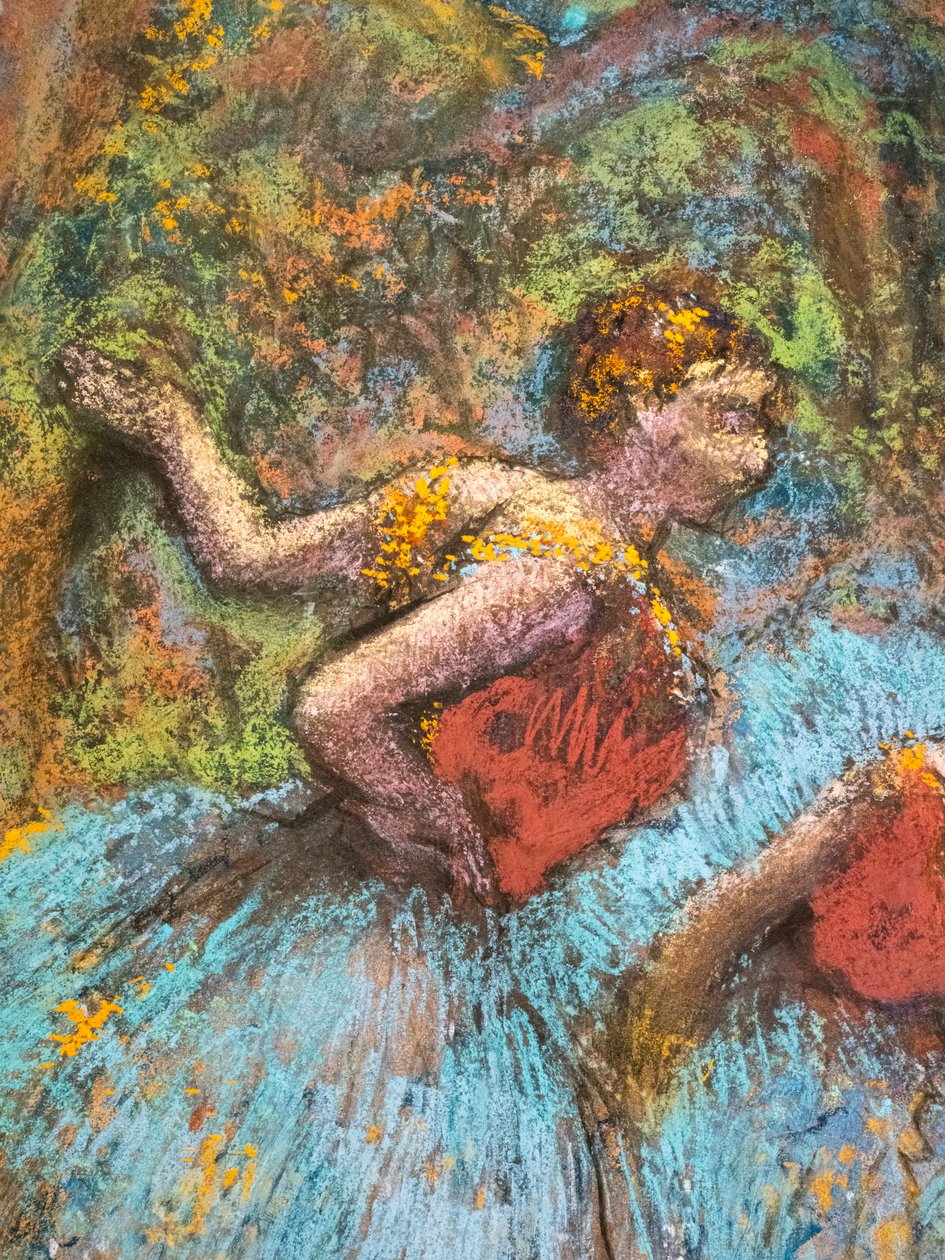 Tre dansere (blå nederdele, røde corsager) (detalje). Omkring 1903. Pastel på papirlim på pap. af Edgar Degas