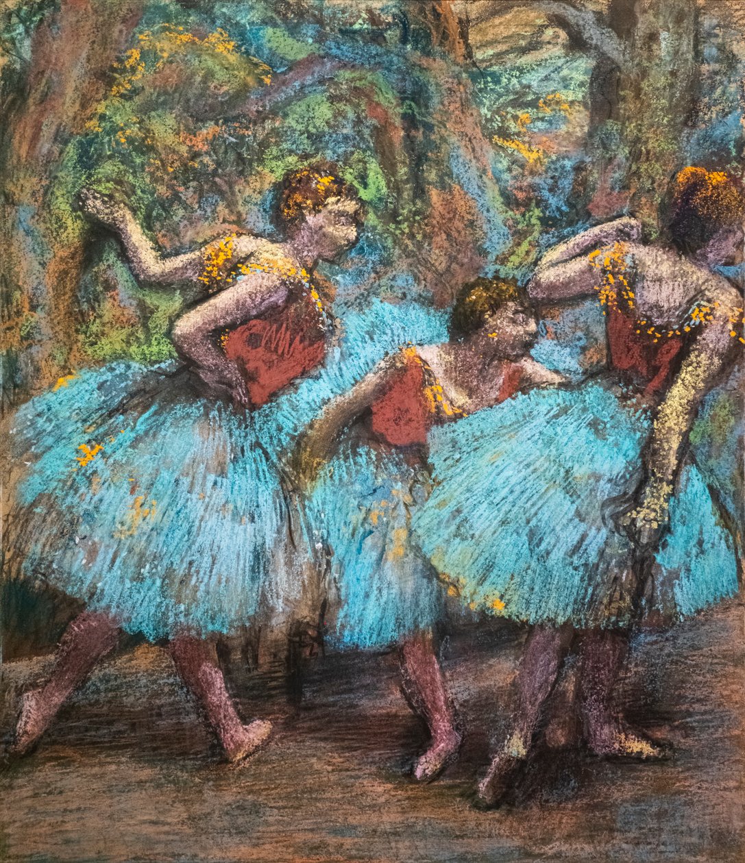 Tre dansere (blå nederdele, røde corsager). Omkring 1903. Pastel på papirlim på pap. af Edgar Degas