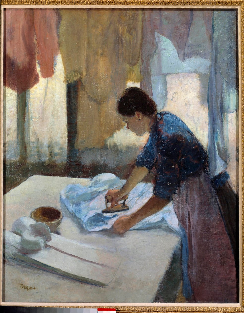 Nainen silitys valoa vasten af Edgar Degas
