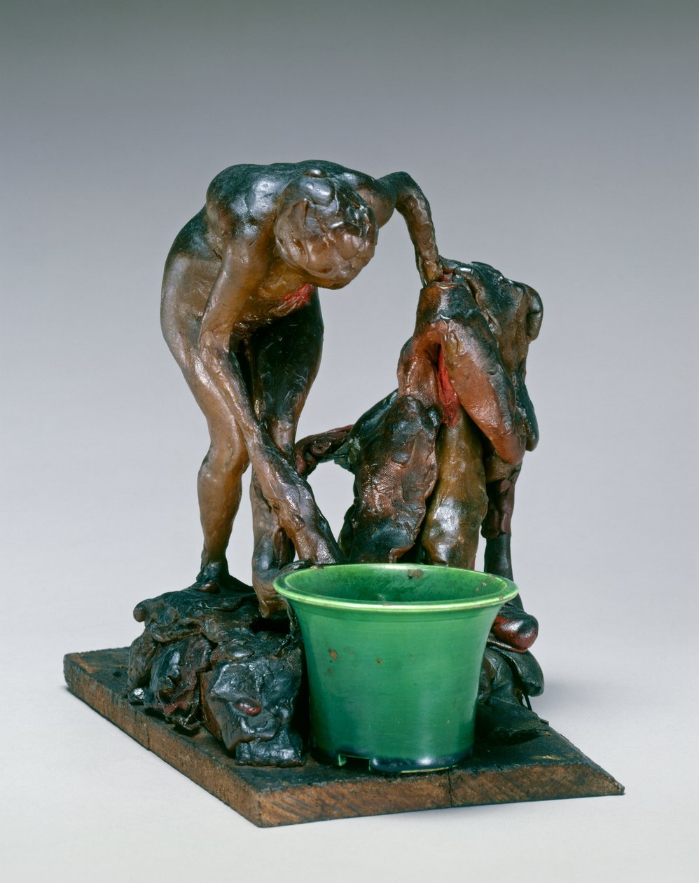 Kvinde vasker sit venstre ben, ca. 1890 (bivoks, metalarmatur, keramik, på træbund) af Edgar Degas