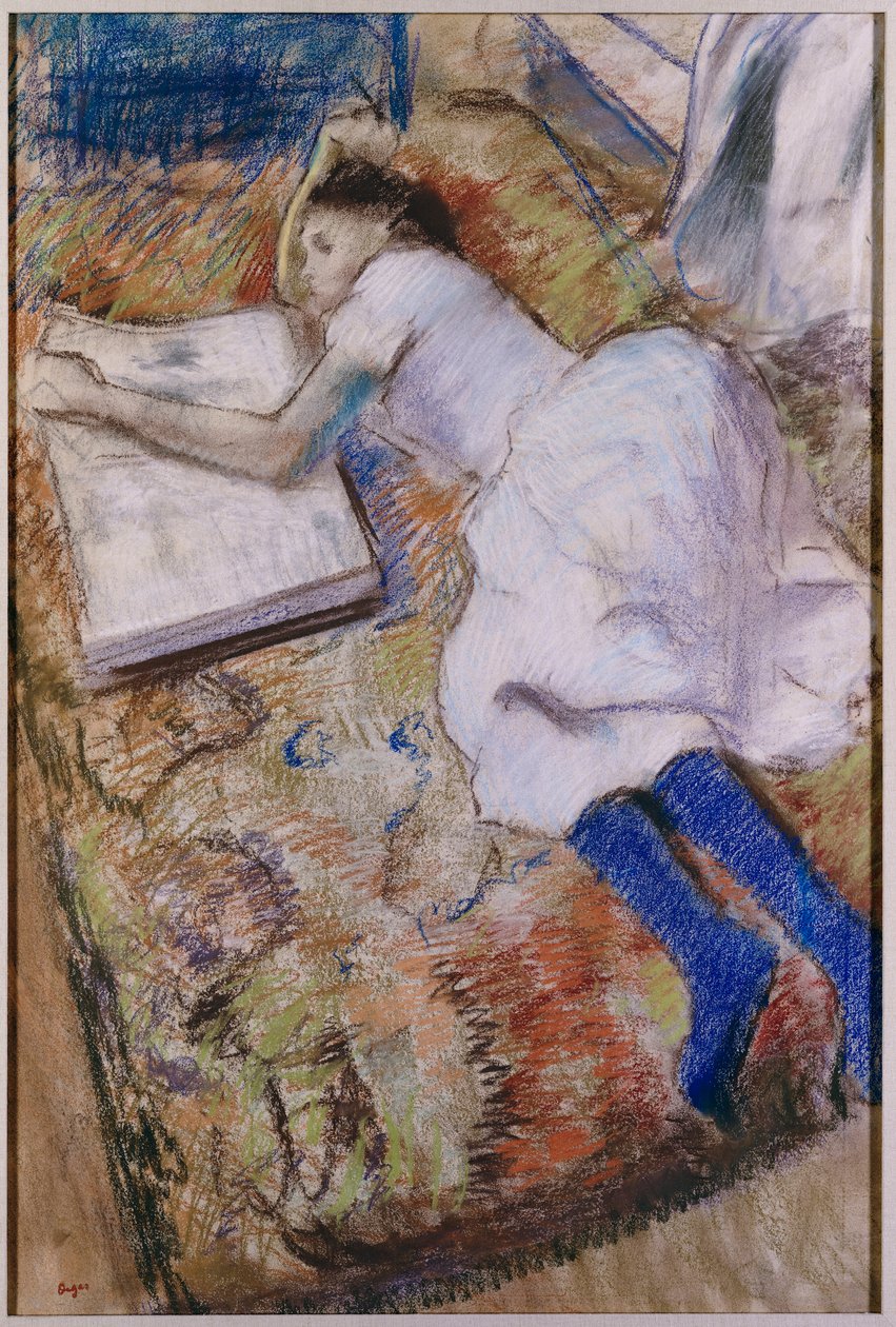 Ung pige strakte sig ud og kiggede på et album, ca. 1889 af Edgar Degas