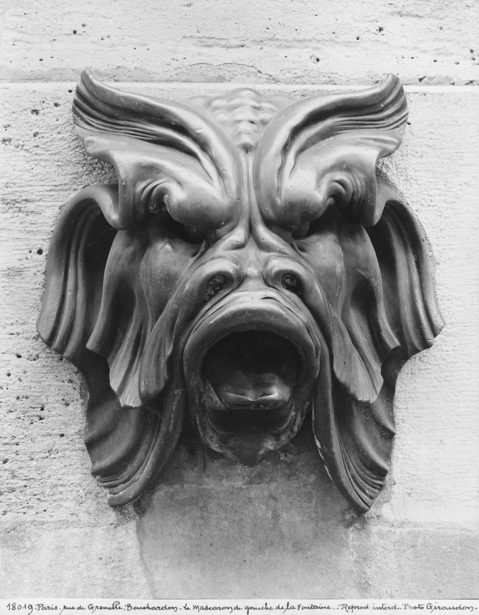 Fountain of the Four Seasons, rue de Grenelle, detalje af venstre groteske maske, 1739-46 se også 346093, 346094, 346095, 346096 bronze bw foto af Edmé Bouchardon