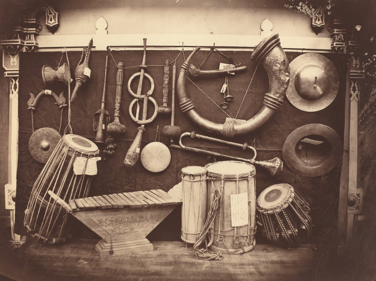 Stilleben af musikinstrumenter, ca. 1863 (sort-hvidt fotografi) af Edmond Lebel