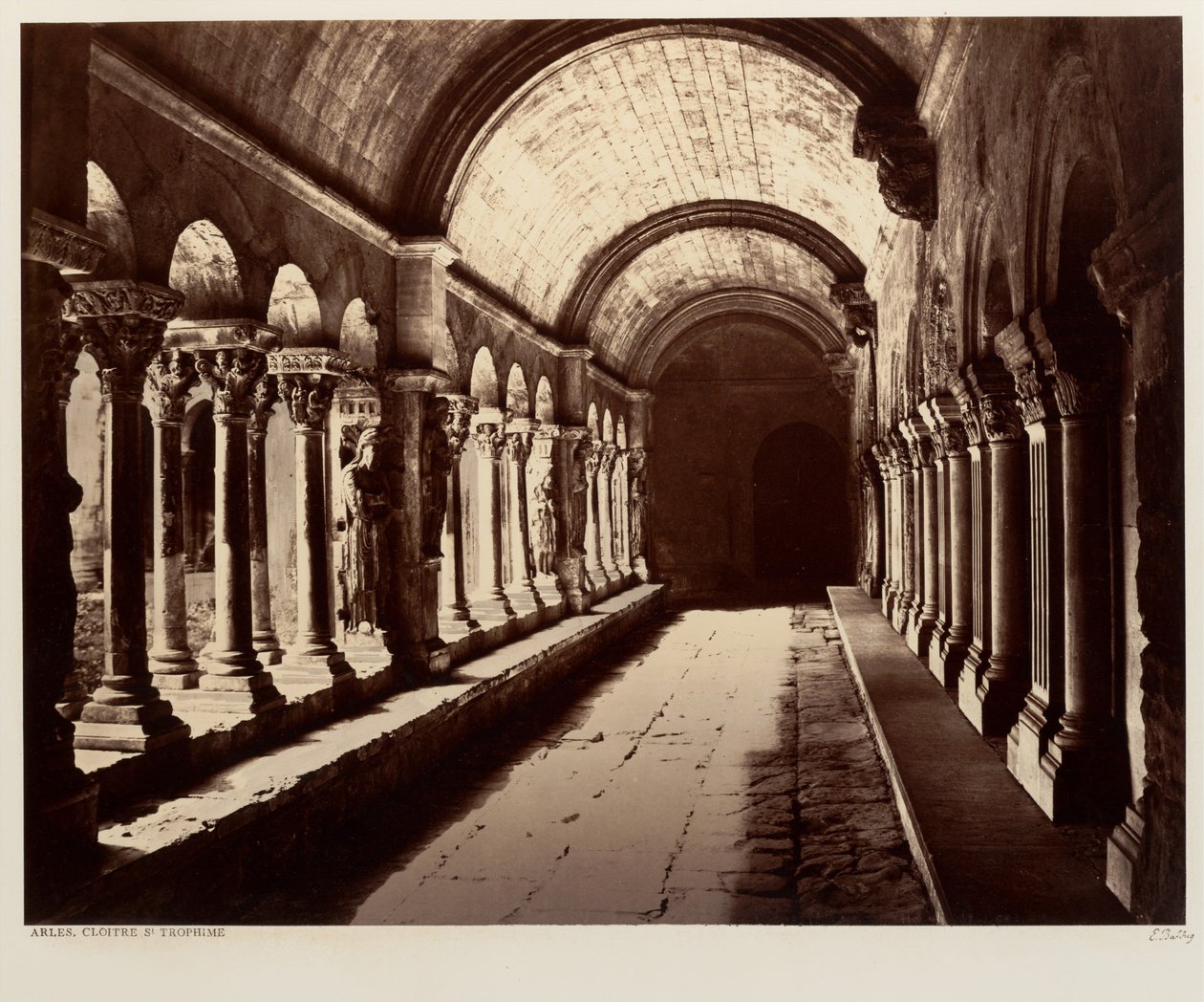 Arles, klostergården ved Saint-Trophime af Édouard Baldus