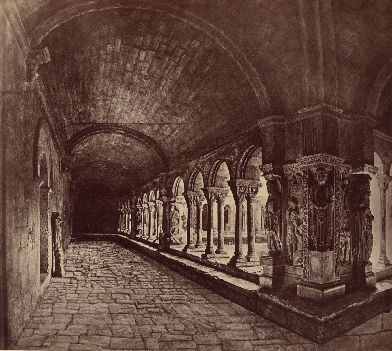 Arles. Klostergården ved Saint-Trophime. af Édouard Baldus