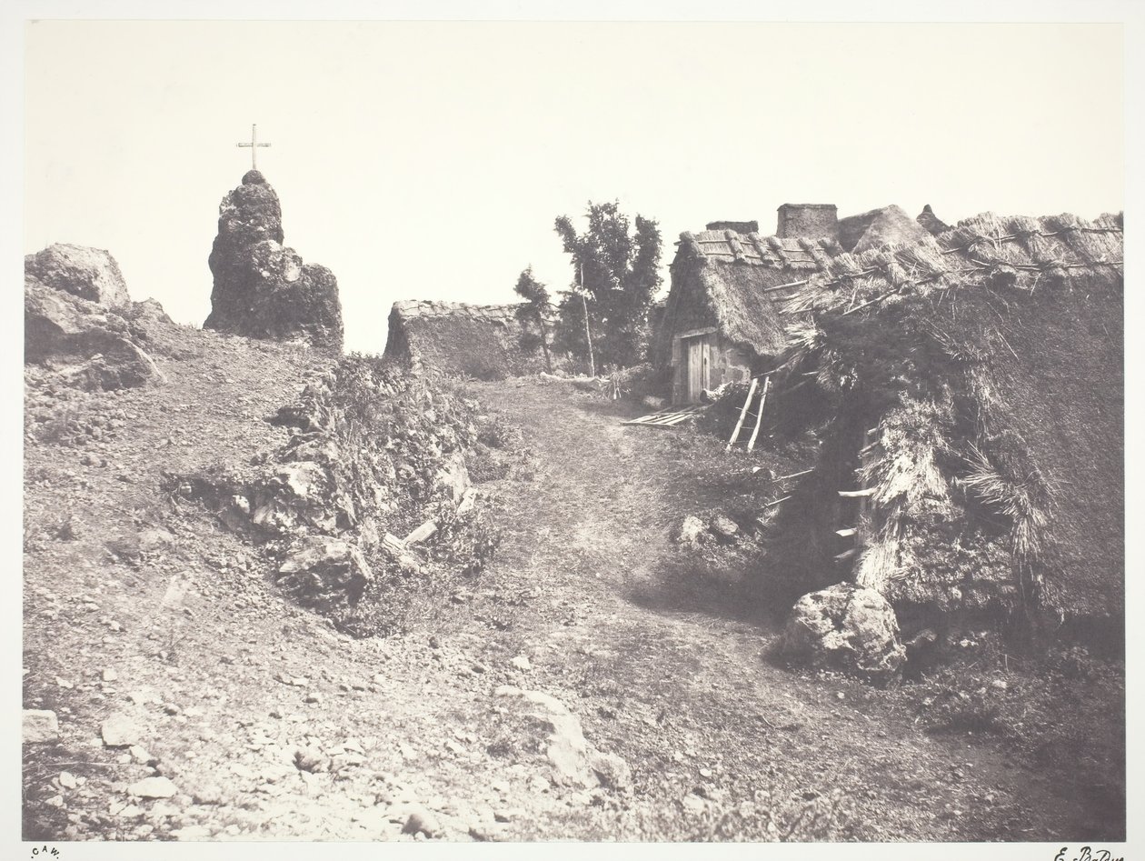 Stråtækte hytter i Auvergne, med en Golgata, 1852, trykt 1978. af Édouard Baldus
