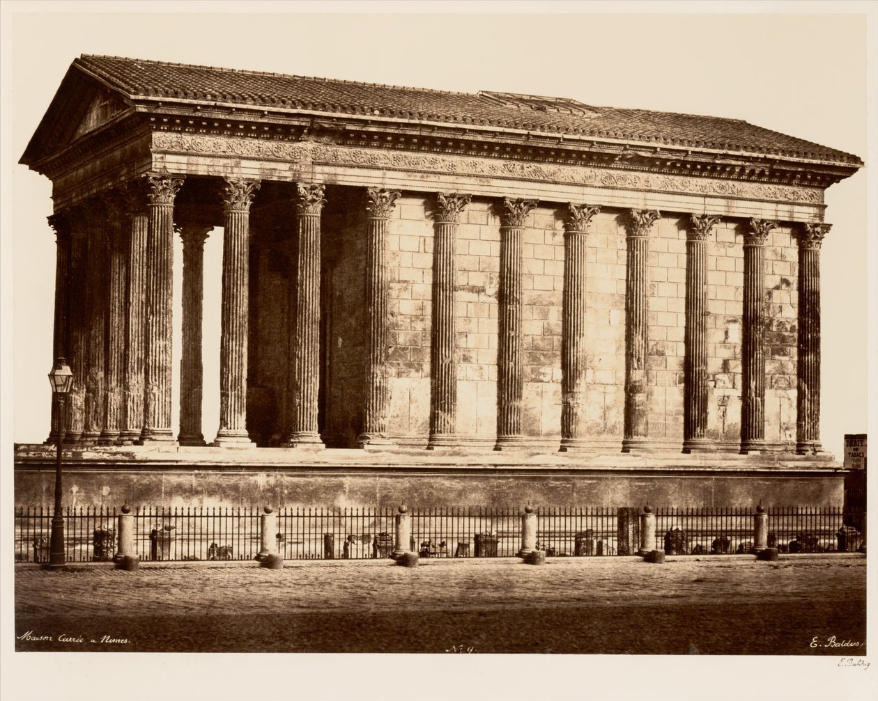 Maison Carrée i Nîmes af Édouard Baldus