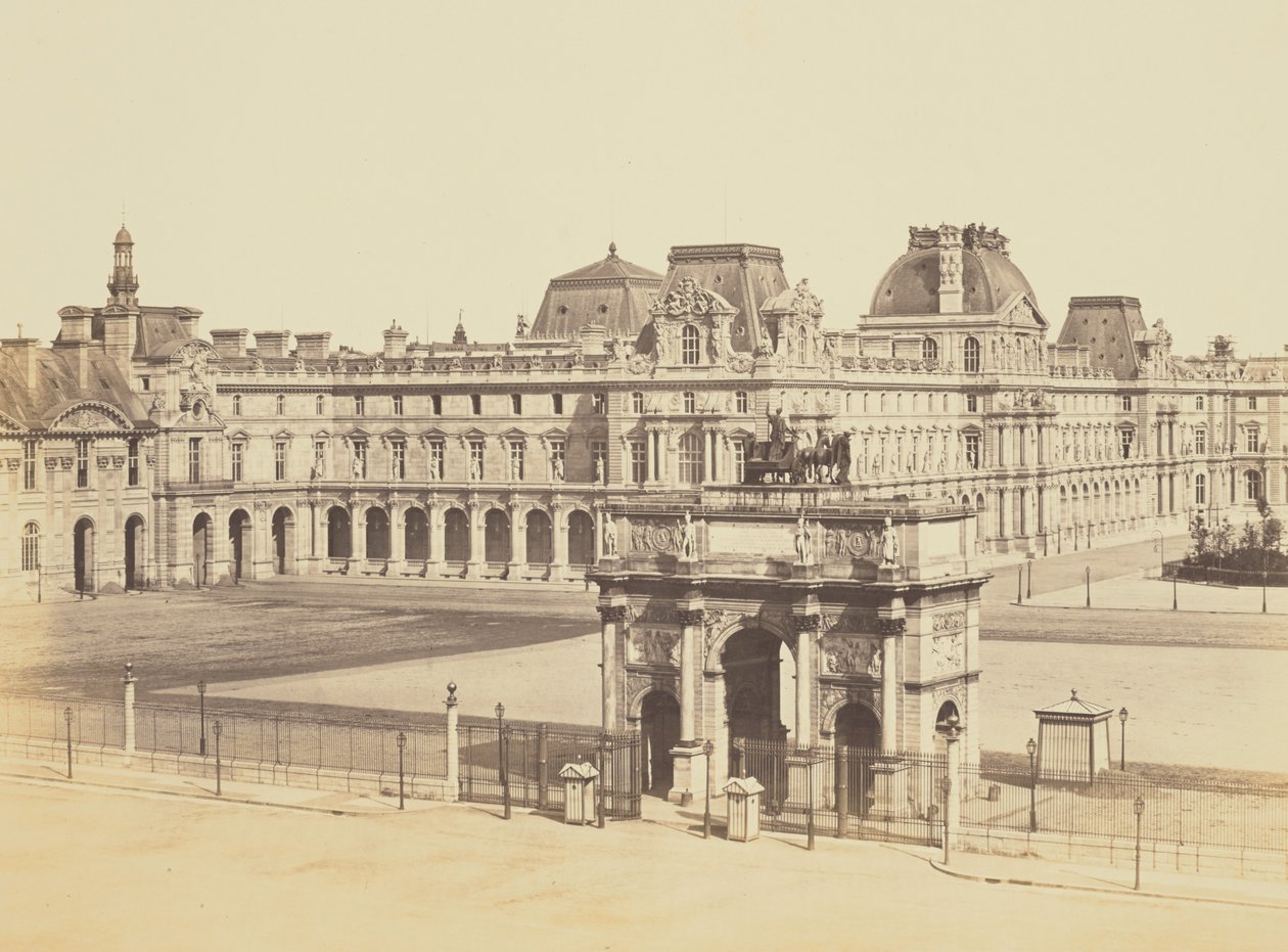 [Arc de Triomphe du Carrousel og Cour Napoléon, set fra Tuilerierne, Louvre, Paris] af Édouard Baldus