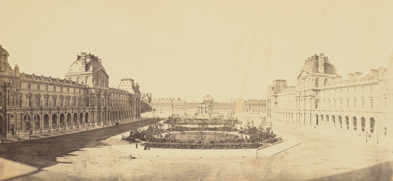 [Cour Napoléon set mod Tuilerierne, Louvre, Paris] af Édouard Baldus