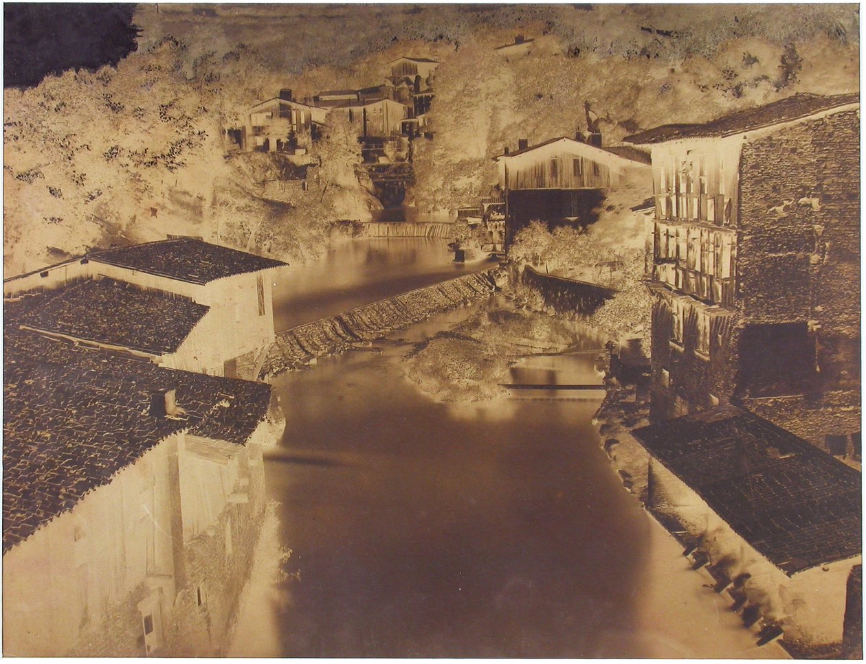 Uden titel [huse ved en flod, muligvis Italien eller Frankrig], 1854. af Édouard Baldus