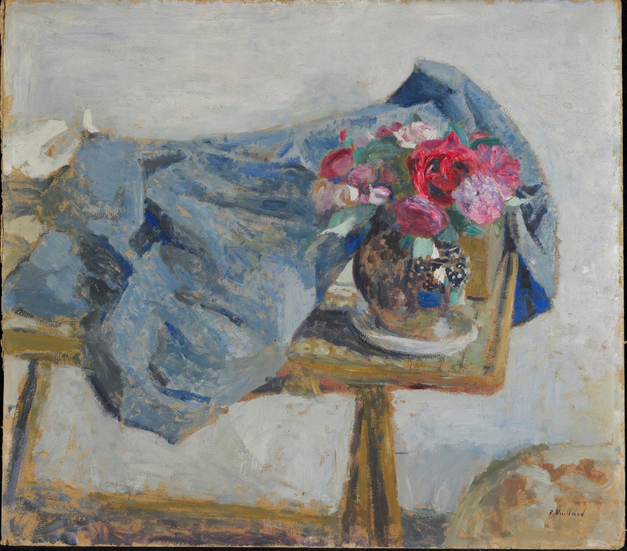 Røde roser og stoffer på et bord, 1900-1901. af Edouard Vuillard