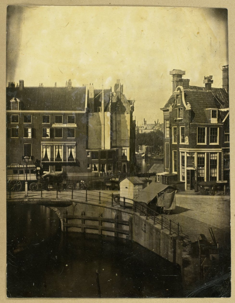 Udsigt til Logement Rondeel i Amsterdam fra fotografens hus af Eduard Isaac Asser