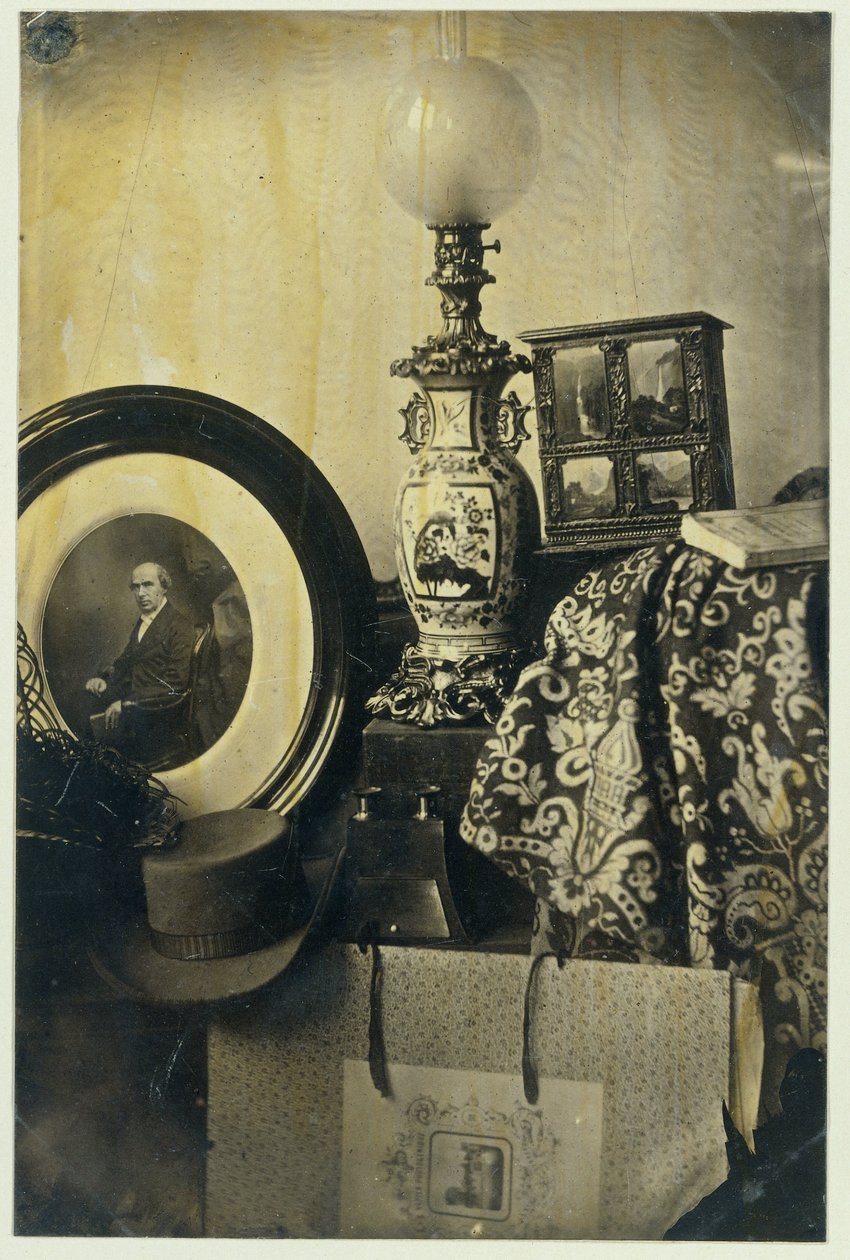 Stilleben med fotografisk portræt af Asser, stereoskop og portfolio af Eduard Isaac Asser