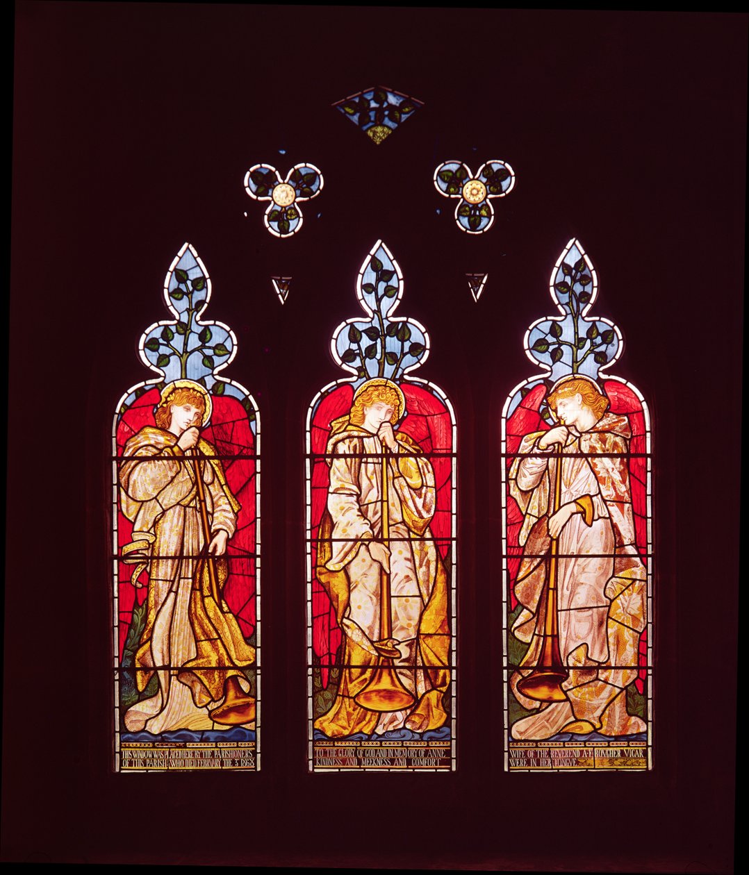 Three Trumpeting Angels, vindue i sydgang, lavet af Morris, Marshall, Faulkner og Co. (farvet glas) af Edward Burne Jones