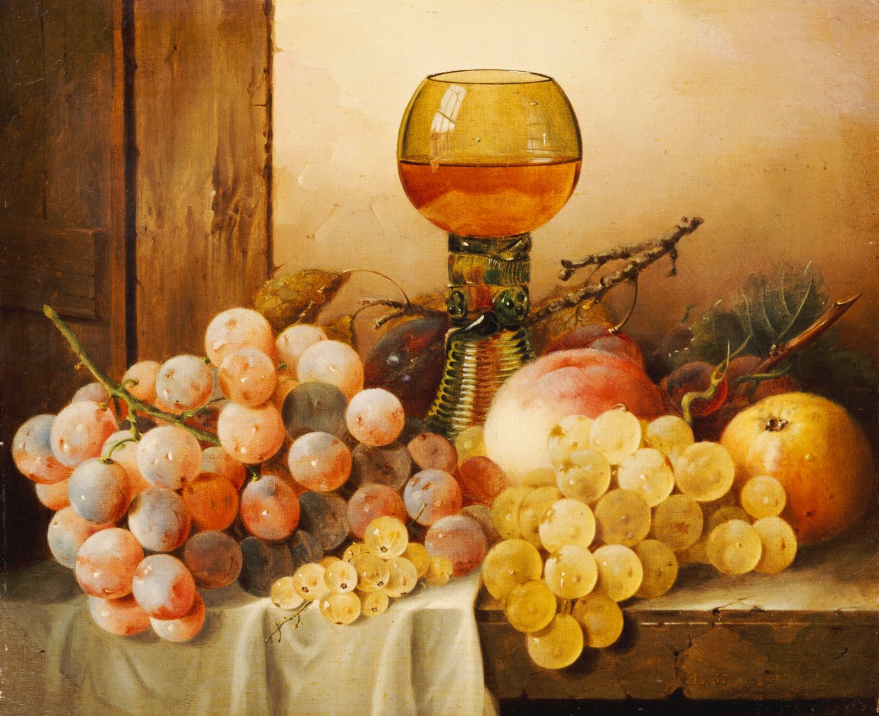 Druer, æbler, blommer og en fersken med haseglas på draperet kant af Edward Ladell