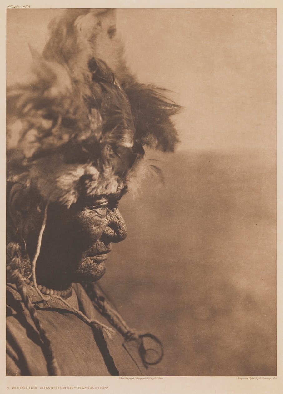 En medicinhovedbeklædning — Blackfoot af Edward S. Curtis