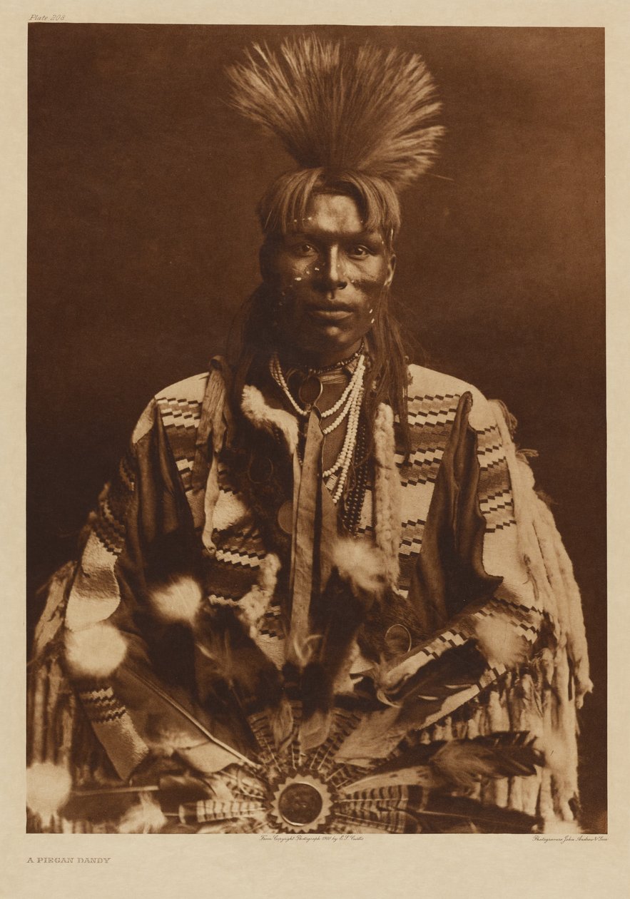 [En Piikani-mand klædt i traditionel dragt] af Edward S. Curtis