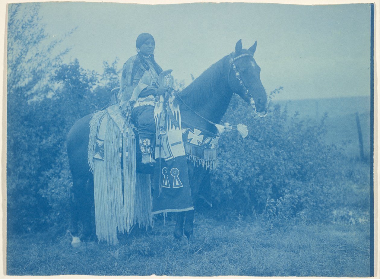 [Cayuse-kvinde til hest] af Edward S. Curtis