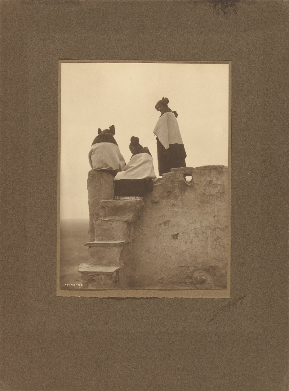 [Hopi, der ser på danserne] af Edward S. Curtis