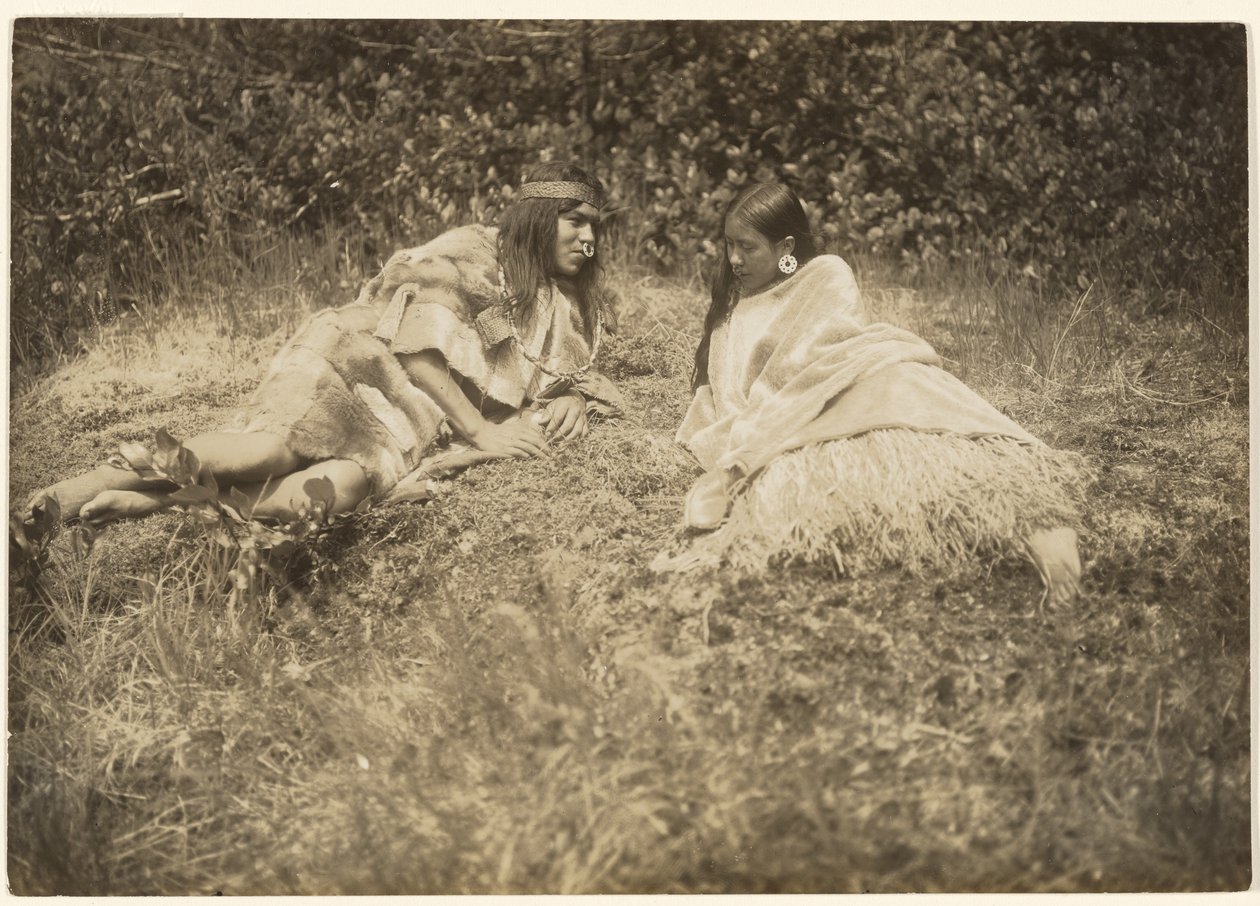 [Jeg vil indhente tjenestepigen, og ord om kærlighed og rigdom vil bejle til hende] af Edward S. Curtis