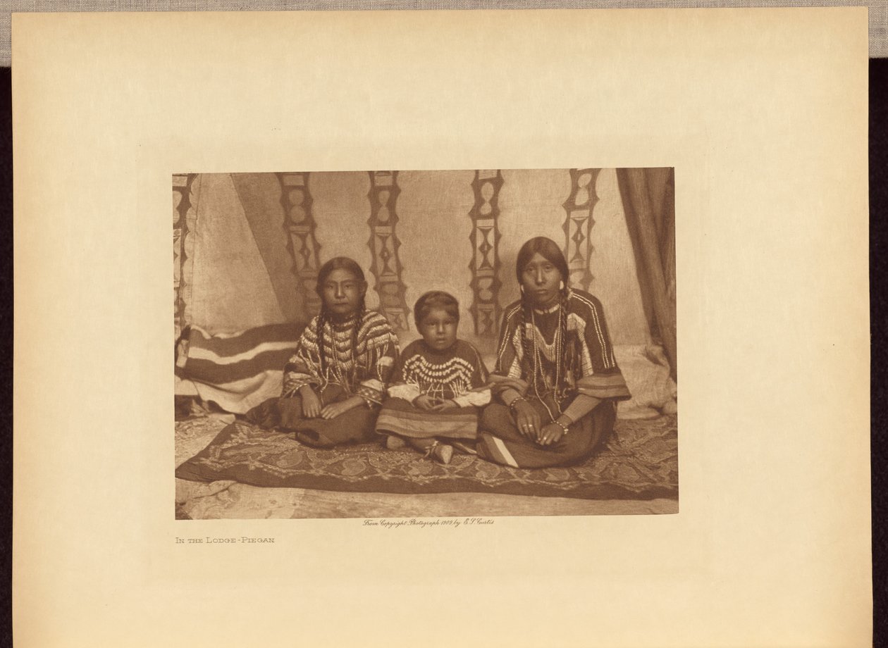 I hytten - Piegan af Edward S. Curtis