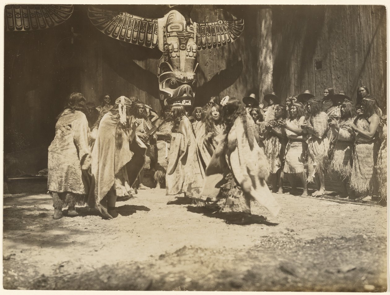 [Naida danser Livets og dødens dans] af Edward S. Curtis