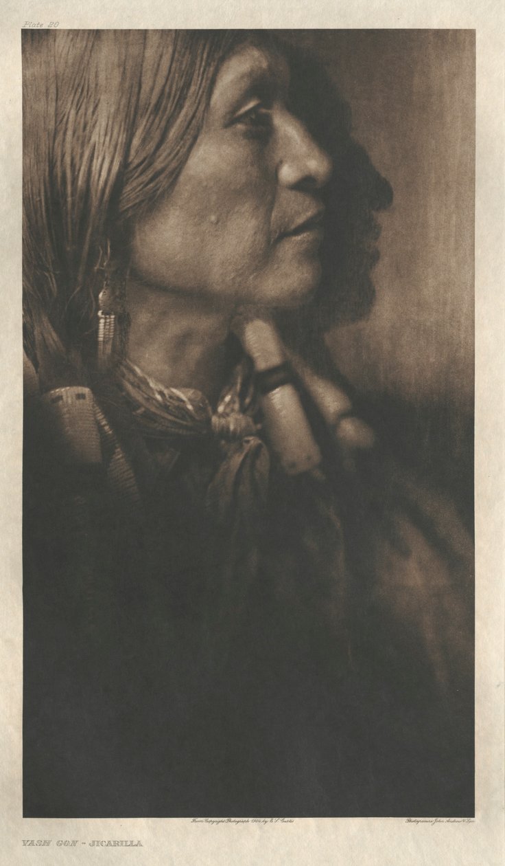 Portfolio I, plade 20: Vash Gon-Jicarilla af Edward S. Curtis