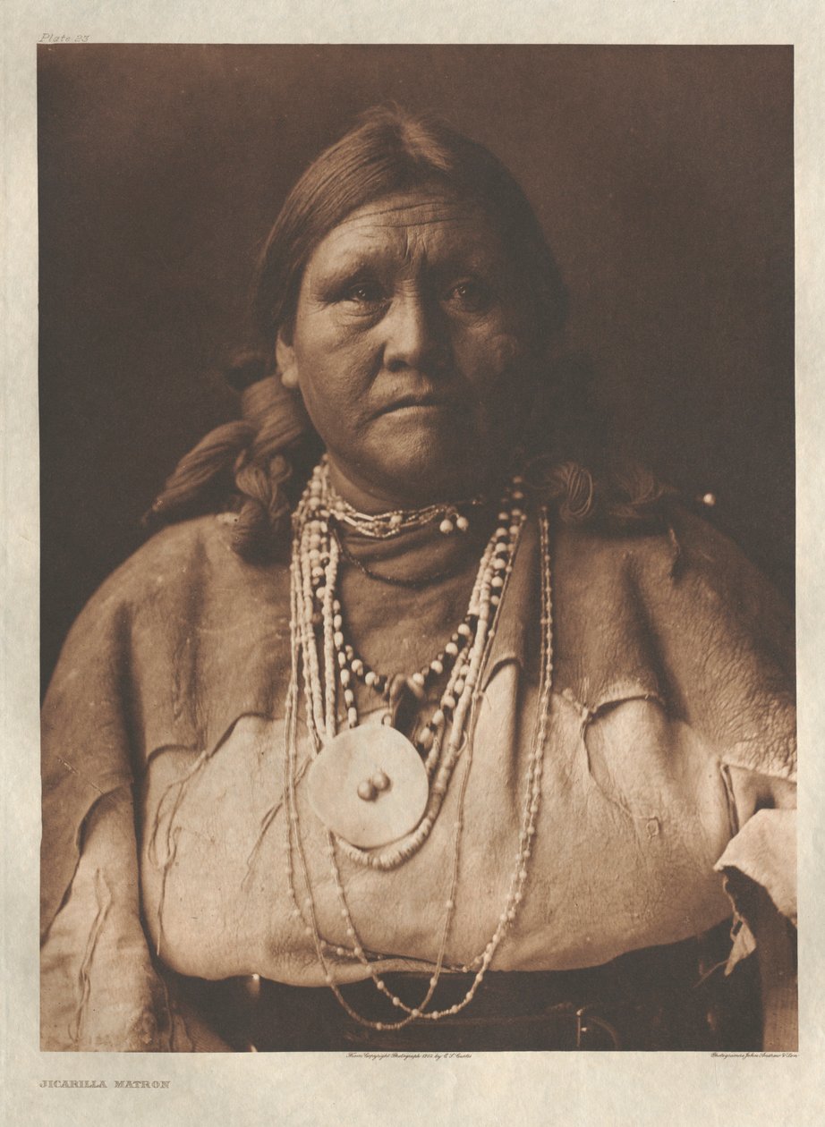 Portfolio I, plade 23: Jicarilla Matron af Edward S. Curtis