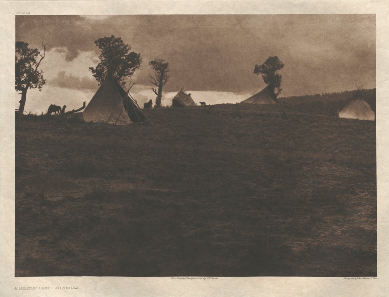 Portfolio I, plade 24: En lejr på en bakketop - Jicarilla af Edward S. Curtis
