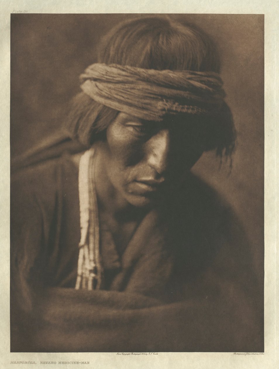 Portfolio I, plade 35: Hastobíga-Navaho medicinmand af Edward S. Curtis
