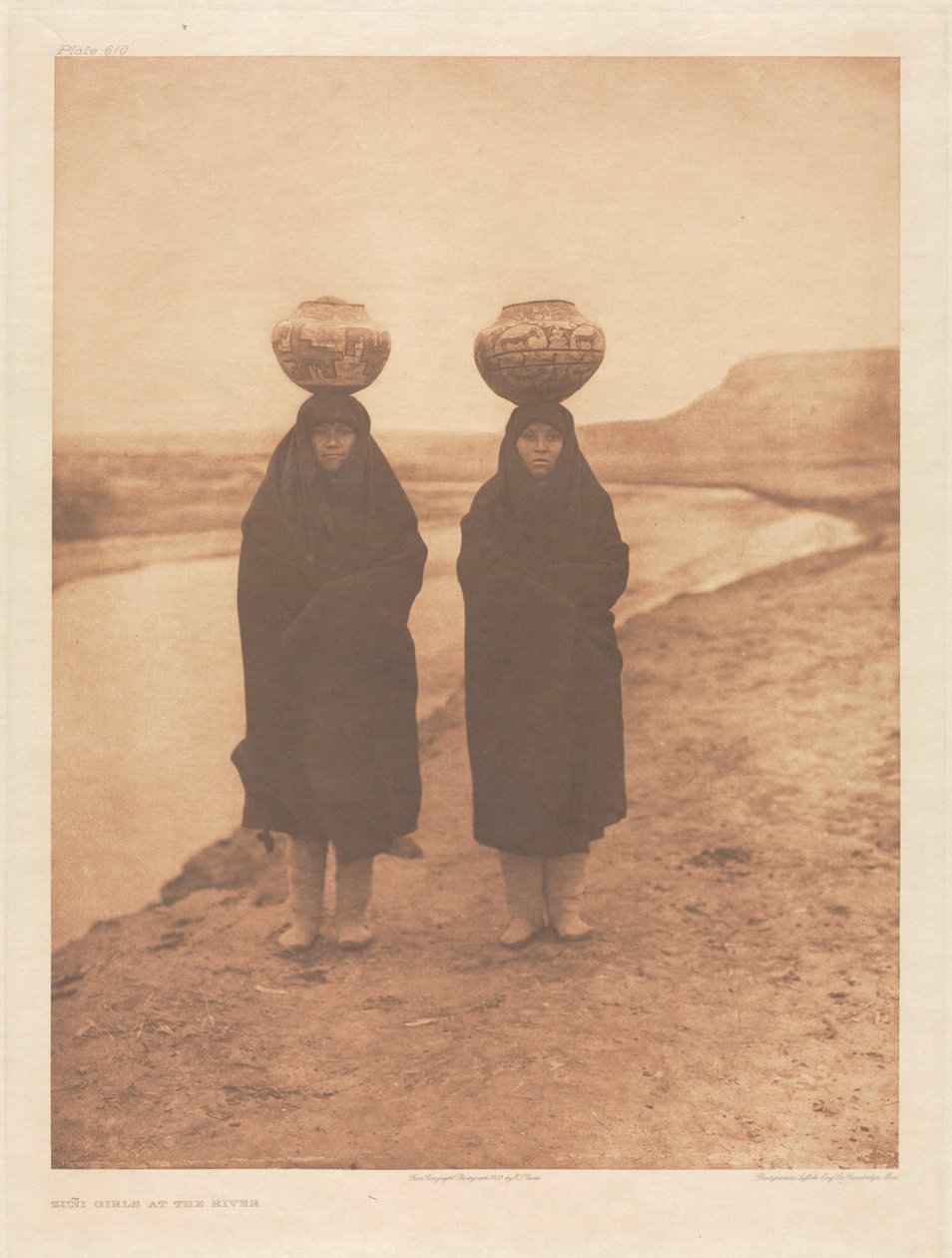 Mappe XVII, plade 610: Zuñi-piger ved floden af Edward S. Curtis