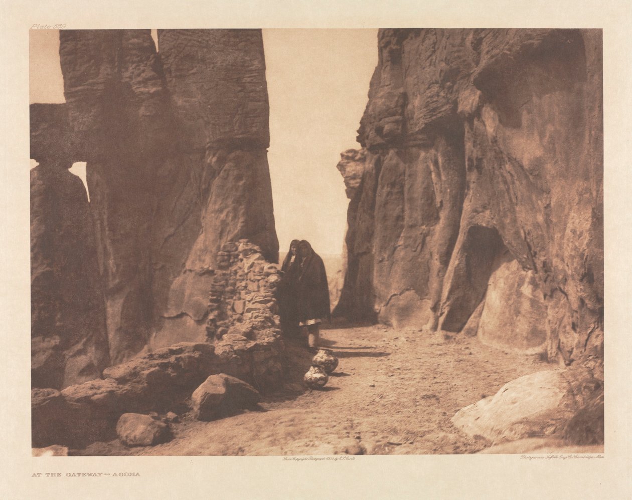 Mappe XVI, plade 569: Ved porten - Acoma af Edward S. Curtis