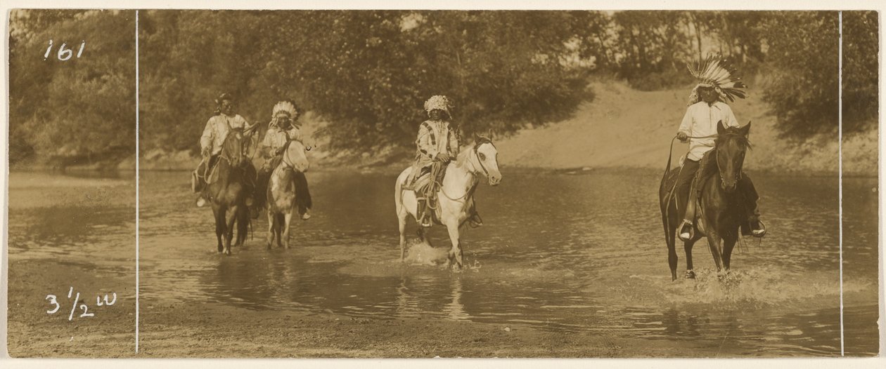 [Ryttere i en strøm] af Edward S. Curtis