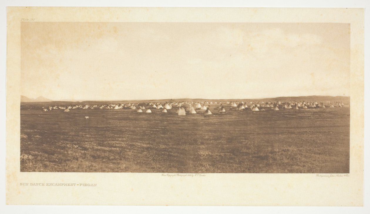 Sun Dance Encampment-Piegan af Edward S. Curtis