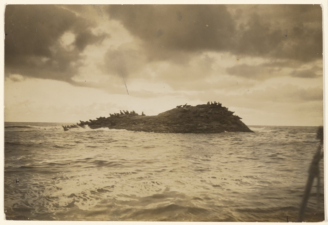 [Min kano har båret mig til klippefyldte øer med bølgeslag]. af Edward S. Curtis