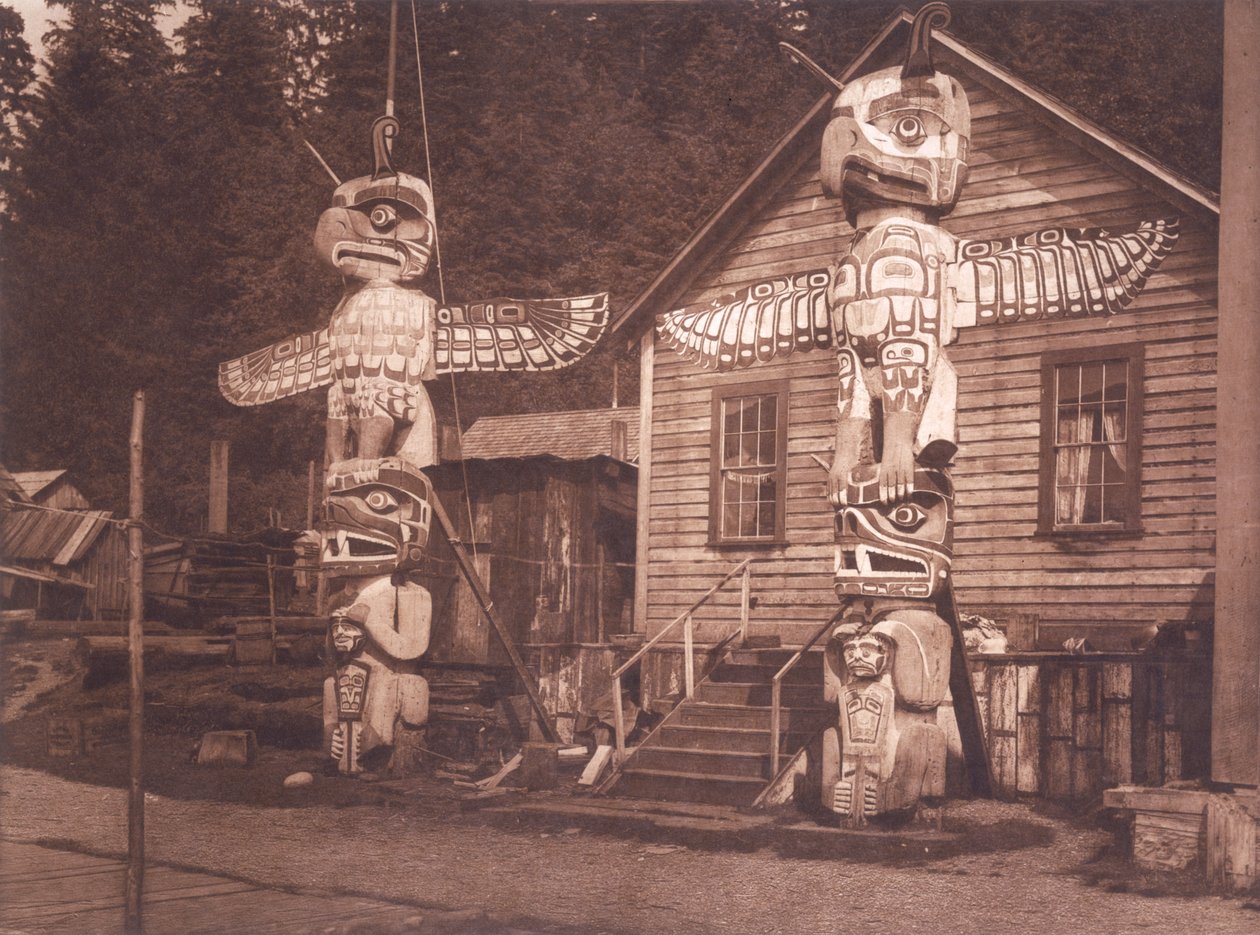 Udskårne stolper ved Alert Bay, British Columbia af Edward Sheriff (after) Curtis