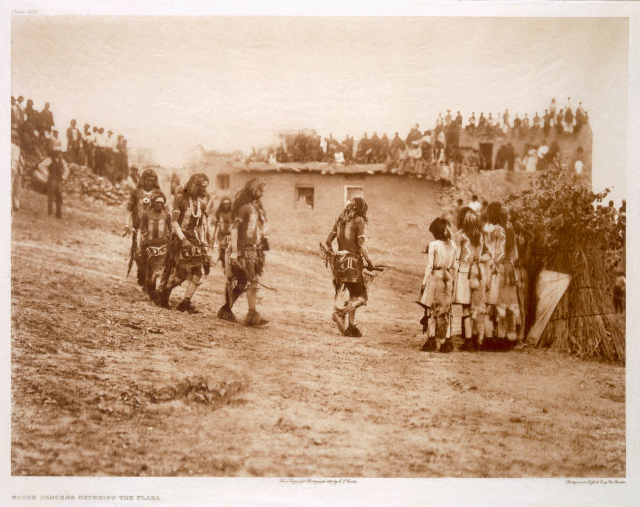 Slangedansere kommer ind på plazaen af Edward Sheriff (after) Curtis