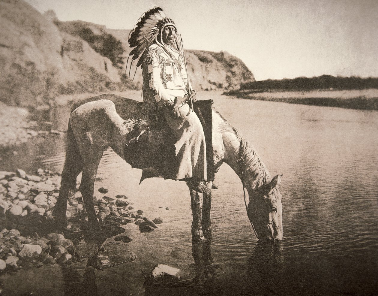En høvding for Blackfeet-stammen, ca. 1907 (s/h-foto) af Edward Sheriff Curtis