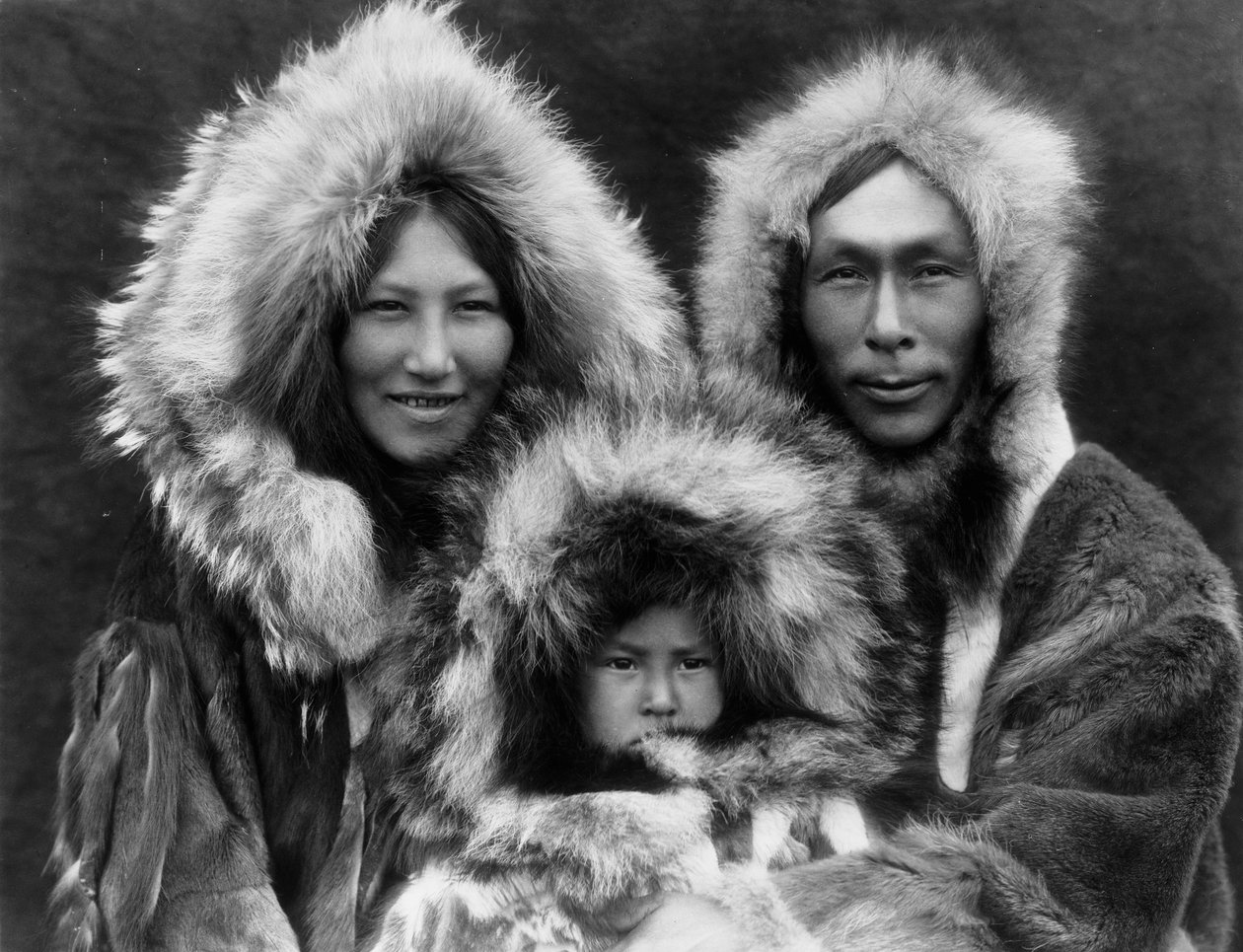 En familiegruppe, Noatak, ca. 1929 (s/h-billede) af Edward Sheriff Curtis