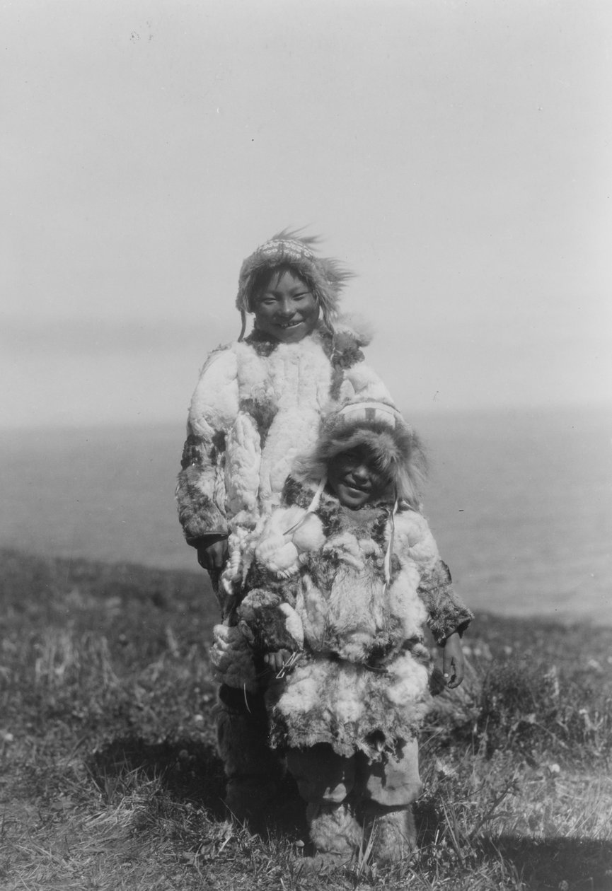 Et lille barn og en ældre eskimo iført andeskindsparkaer, Nunivak Island, Alaska, ca. 1929 (s/h-foto) af Edward Sheriff Curtis