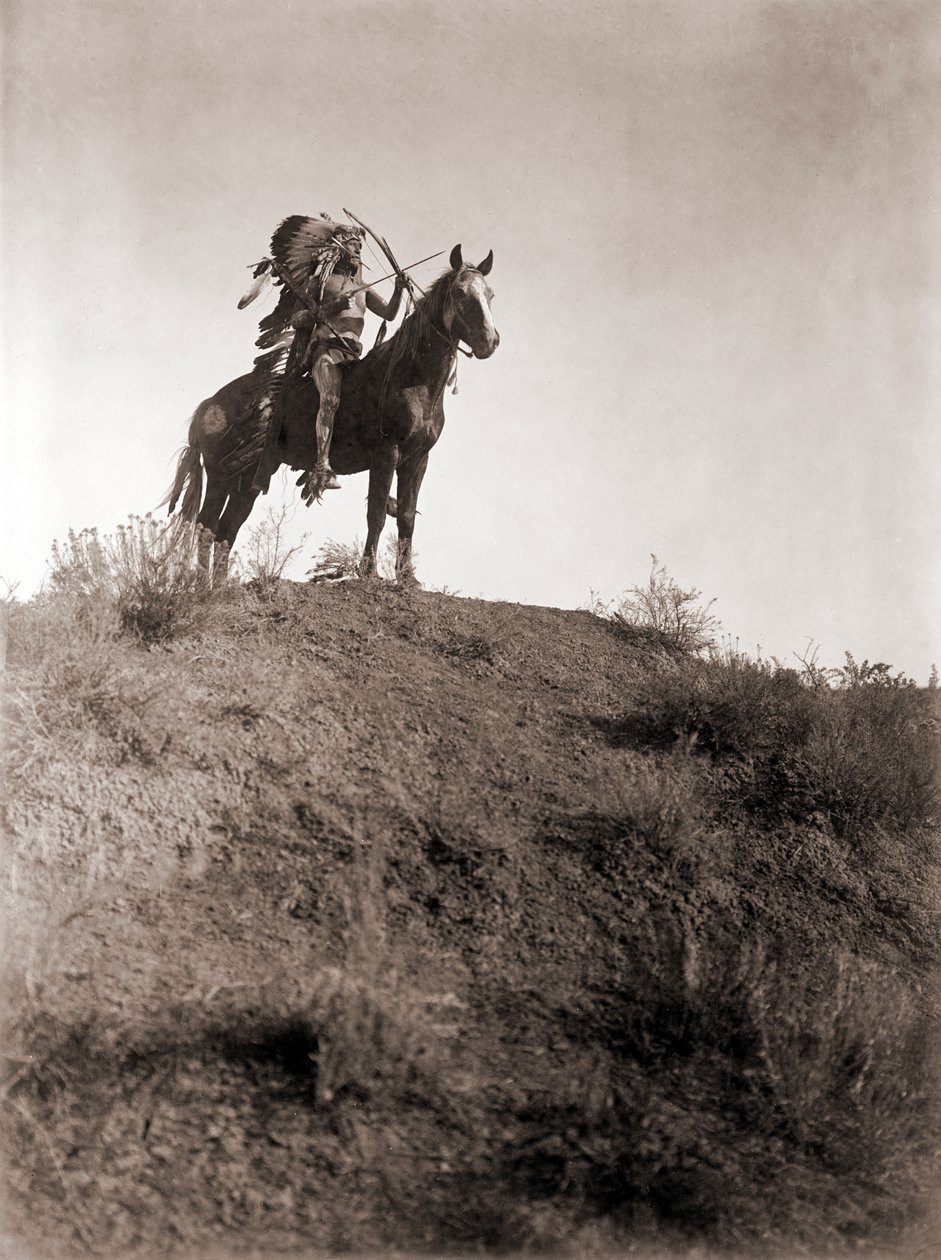 Absaroke Warrior on Horseback af Edward S. Curtis, ca. 1910 (sølvtryk) af Edward Sheriff Curtis