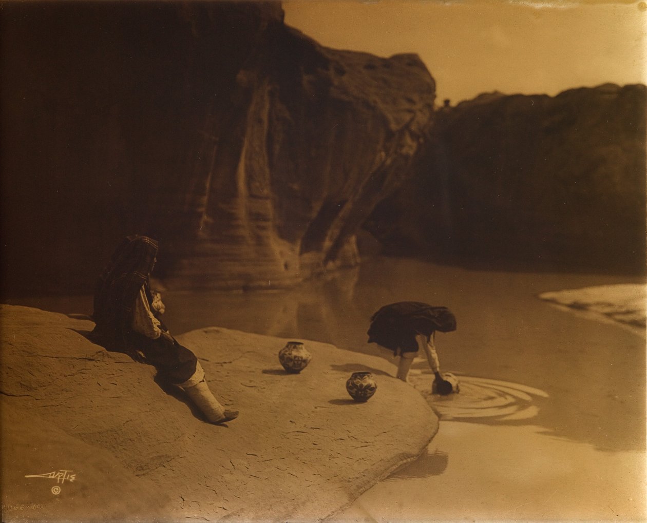 Ved den gamle brønd i Acoma, ca. 1904 (orotone) af Edward Sheriff Curtis