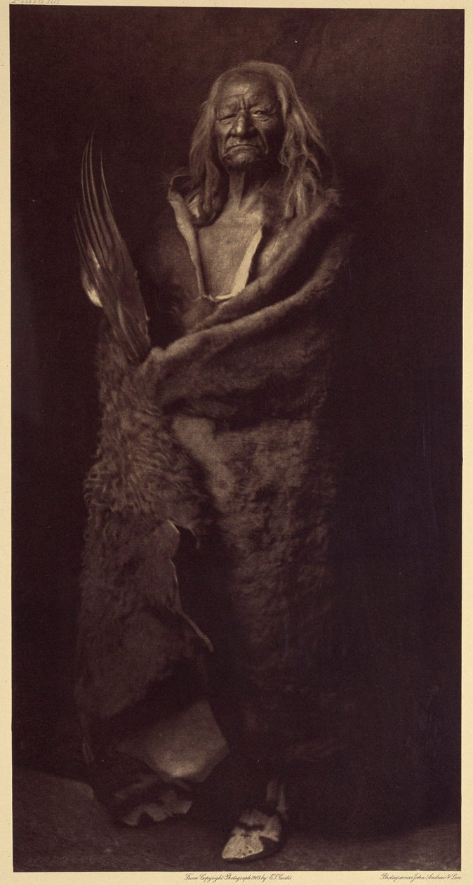 Black Eagle, Assiniboin. I 1834 på Missouri, syd for Williston, South Dakota, var han kun 13 år gammel, da han første gang gik i krig, uden at udmærke sig, og heller ikke på de følgende to ekspeditioner. I den fjerde fangede han alene 6 yanktonesiske heste af Edward Sheriff Curtis