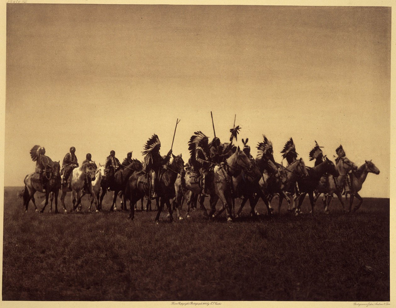 Brate krigsfest. Et band af Sioux Brules afspiller et raid mod fjenden. Foto taget fra bind 3 af Edward S. Curtis