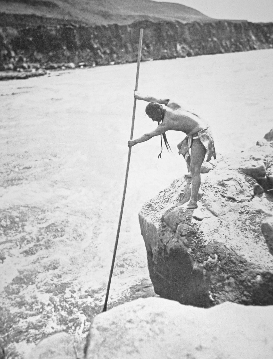 Chinook-folk, der spyr laks i Columbia-floden (s/h-billede) af Edward Sheriff Curtis