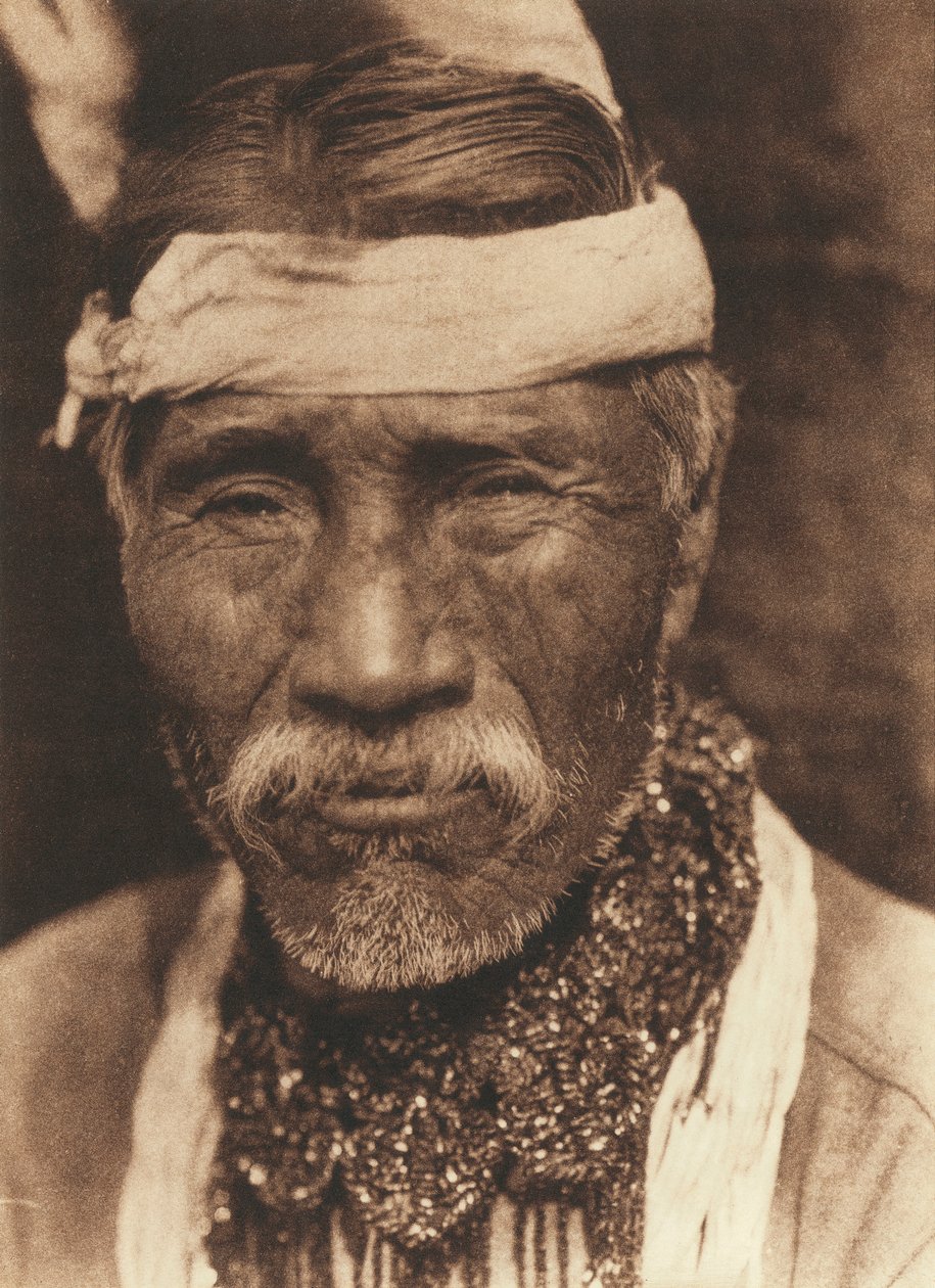 Nærbillede af en gammel nordamerikansk indianer set forfra af Edward Sheriff Curtis